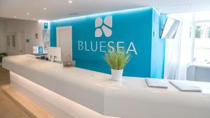 un bancone bianco in un negozio con una parete blu di BLUESEA Gran Playa a Sa Coma