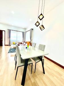 a dining table and chairs in a living room at Pkar Thmor Siem Reap Guest House in Phumĭ Réach Born (2)