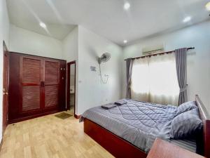 a bedroom with a bed and a window at Pkar Thmor Siem Reap Guest House in Phumĭ Réach Born (2)