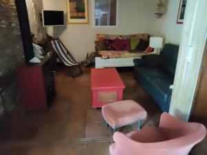 a living room with a couch and a table at Maison sous les arbres in Lit-et-Mixe