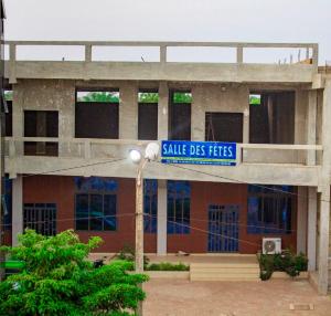 a large building with a sign that reads saleds fishes at NIF-UR Hotel Bohicon in Bohicon