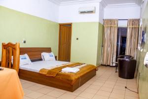 a bedroom with a bed in a room at NIF-UR Hotel Bohicon in Bohicon