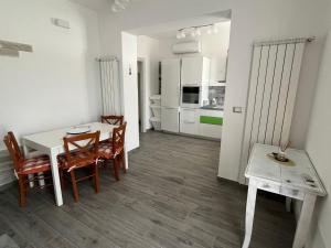 a kitchen and dining room with a table and chairs at Casa Fellini - Giardino e parcheggio gratuito in Venturina Terme