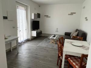 a living room with a couch and a table at Casa Fellini - Giardino e parcheggio gratuito in Venturina Terme