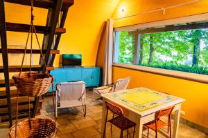 a room with a table and chairs and a window at Il Casotto tra i Vigneti in Nizza Monferrato
