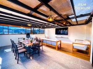a dining room with a table and chairs and a couch at El rincón de Valentina in Pelileo