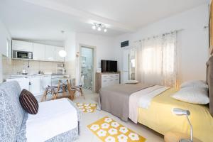 a hotel room with two beds and a kitchen at Apartments Gabi&Zdenka Tivat in Tivat