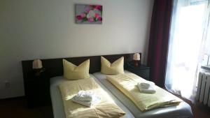 Habitación de hotel con 2 camas y toallas. en Ferienhotel Zwotatal en Zwota