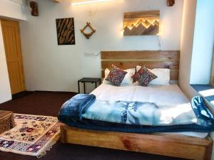 a bedroom with a wooden bed in a room at Tiny house soyal in Kulu