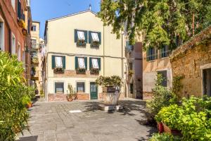 an alley in a city with a building at Erbe Canal View Private House in Venice