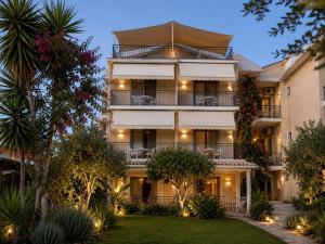 an exterior view of a hotel at night at Akrogiali Studios - Nidri, Lefkada in Nydri