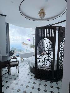 a bedroom with a bed and a tub in a room at Lamay Villa Tam Đảo in Tam Ðảo