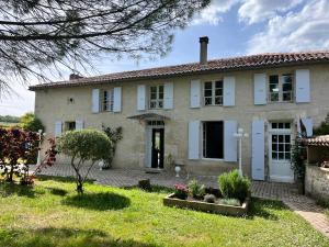 a large white house with a yard at Chez Gargatte, gîte 4 chambres, 12personnes , piscine privée chauffée de mai à septembre , FR in Ronsenac