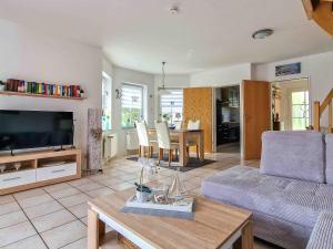 a living room with a couch and a table at Wolles Sonnenhaus in Wirdum