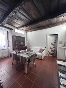 a living room with a table and a bed at Il Sasso appartamento in Orta San Giulio