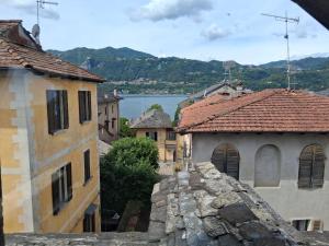 a view of a town with buildings and a lake at Il Sasso appartamento in Orta San Giulio