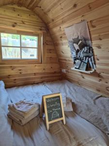 a room with a bed in a log cabin at De Remise in Hengelo