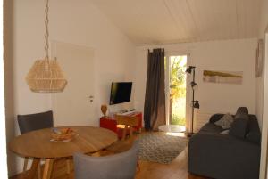 ein Wohnzimmer mit einem Tisch und einem Sofa in der Unterkunft Chalets Vacances in Avenches