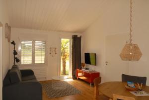 ein Wohnzimmer mit Sofa und Tisch in der Unterkunft Chalets Vacances in Avenches