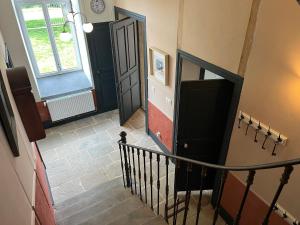 Draufsicht auf ein Treppenhaus mit schwarzer Tür in der Unterkunft L'école perdue in Saint-Martin-dʼOllières