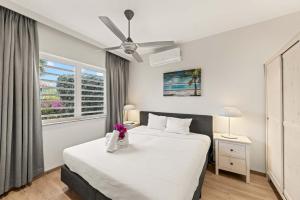 a bedroom with a white bed and a window at Apartamento Sorbos in Dorp Sint Michiel