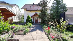 a garden in front of a house with flowers at Souterrainwohnung in Niederau in Niederau