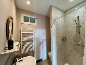 ein Badezimmer mit Dusche, Toilette und Waschbecken in der Unterkunft L'école perdue in Saint-Martin-dʼOllières + 54 Fotos