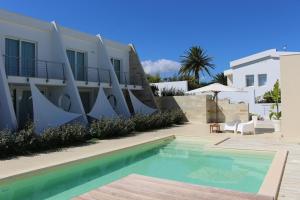 ein Haus mit Swimmingpool neben einem Gebäude in der Unterkunft Dimore di Mare in Termoli