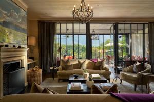 ein Wohnzimmer mit Sofa und Kamin in der Unterkunft Leeu Estates in Franschhoek