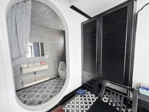 a bathroom with a mirror and a sink and a toilet at Lamay Villa Tam Đảo in Tam Ðảo