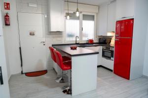 a kitchen with a red refrigerator and a counter at Loft A la verita River,PARKING PRIVADO GRATIS in Córdoba