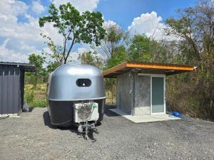 a trailer parked in front of a tiny house at ชนแดนวิวเขา in Chon Daen