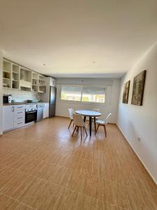 a kitchen and dining room with a table and chairs at Apartamentos La Janda in Benalup Casas Viejas