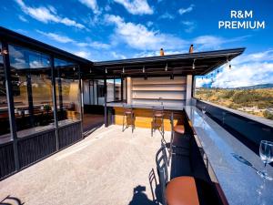a pool on the roof of a house at Estancia Exclusiva R&M in Pelileo