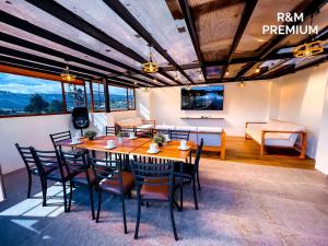 a dining room with a table and chairs at Estancia Exclusiva R&M in Pelileo
