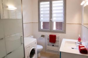 a bathroom with a toilet sink and a washing machine at Casa Salon T2 Centre historique Wifi Climatisation in Salon-de-Provence