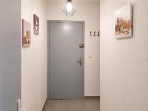 a corridor with a white door in a room at Casa Salon T2 Centre historique Wifi Climatisation in Salon-de-Provence