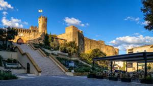 a view of a castle with some stairs and a building at Casa Salon T2 Centre historique Wifi Climatisation in Salon-de-Provence