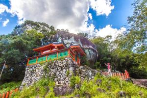 a building on top of a rock wall at KAMIKURA stay in Shingū