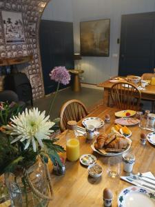 a wooden table with food on top of it at B&B Suyder Cogge in Hem