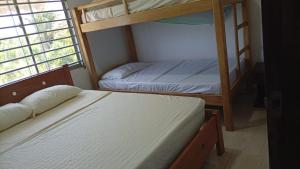 two bunk beds in a room with a window at Cabaña MAR PLAYA in San Antero