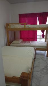 two bunk beds in a room with a window at Cabaña MAR PLAYA in San Antero