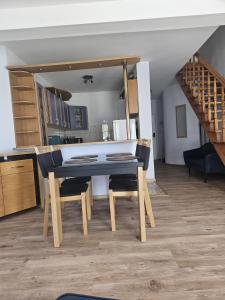 a dining room table and chairs in a kitchen at Apartament Kościuszki in Malbork