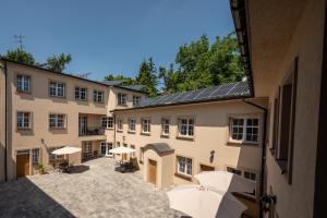an empty courtyard of a building with umbrellas at Central Platinum Apartments 10 in Rybnik +18 photos