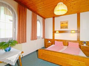 イシュグルにあるFerienwohnung mit Skiraum - A 090.012のベッドルーム(ベッド1台、鉢植えの植物付)
