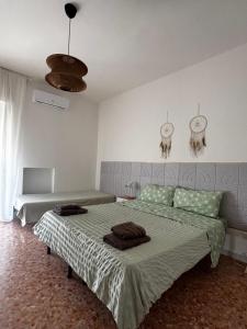 ein Schlafzimmer mit zwei Betten und zwei Uhren an der Wand in der Unterkunft B&BCasamia in Modugno