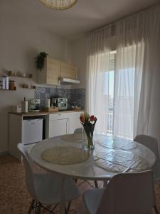 eine Küche mit einem Tisch, auf dem eine Blumenvase steht in der Unterkunft B&BCasamia in Modugno + 4 Fotos