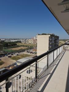 Blick auf die Stadt vom Balkon eines Gebäudes in der Unterkunft B&BCasamia in Modugno
