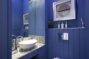 a bathroom with blue walls and a white sink at Georgian House Hotel in London +187 photos