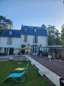 a large house with a kite in the yard at Gîte la Baronnière in Saint-Avertin